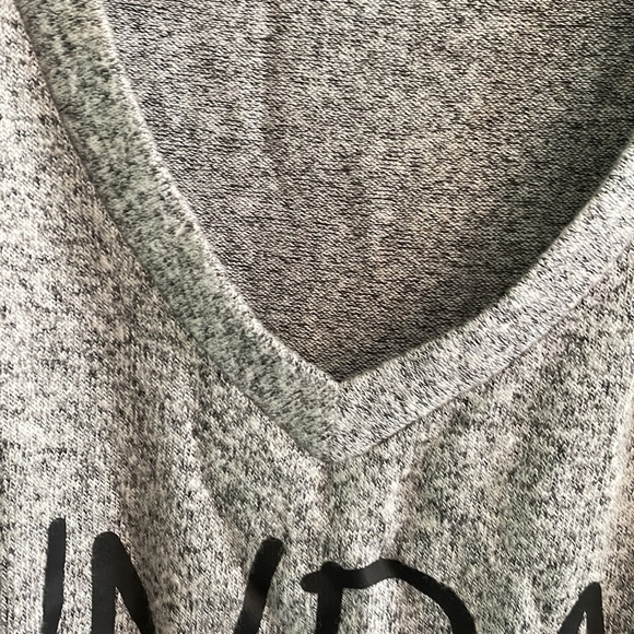 Gray speckled sweater. Size small - Picture 7 of 7